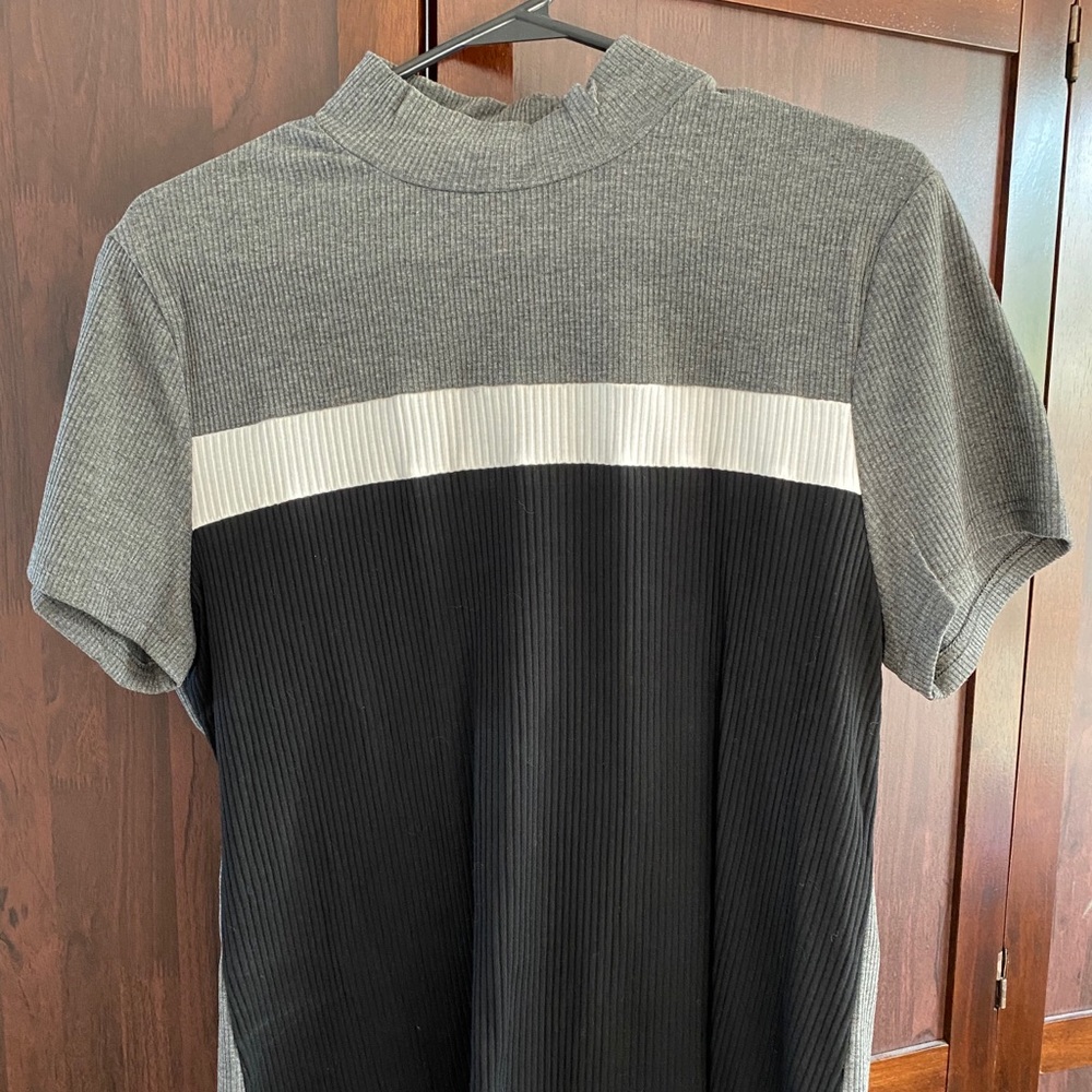 Color block short sleeve mock neck